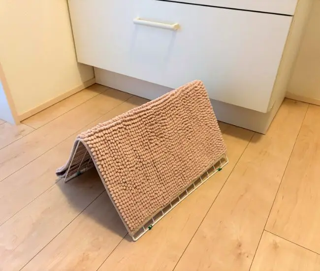 バスマットを掛けた様子（撮影：grapeライフハック編集部）