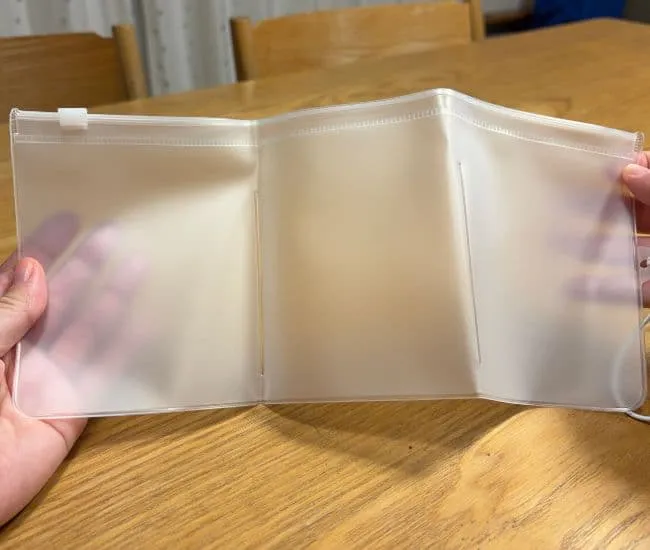 ポーチを広げている様子（撮影：grapeライフハック編集部）