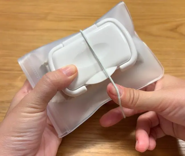 ゴムで固定している様子（撮影：grapeライフハック編集部）