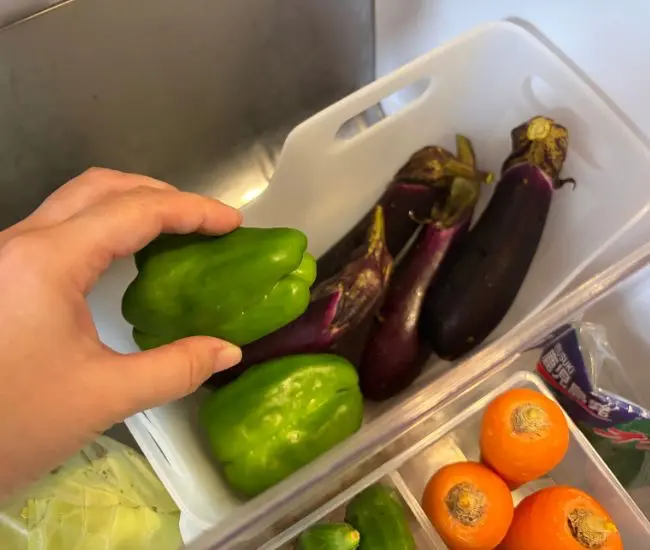 小さな野菜を収納している様子（撮影：grapeライフハック編集部）
