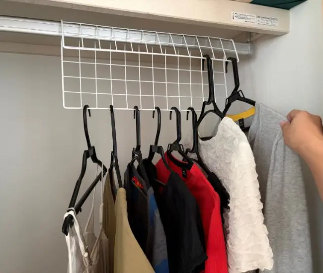 ワイヤーラックに服を掛けられる（撮影：grapeライフハック編集部）