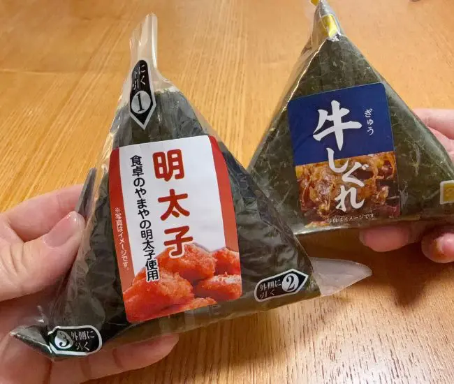 コンビニのおにぎり2つ（撮影：grapeライフハック編集部）
