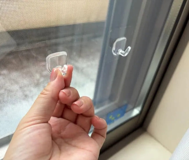 シールフックを窓に貼る写真（撮影：grapeライフハック編集部）