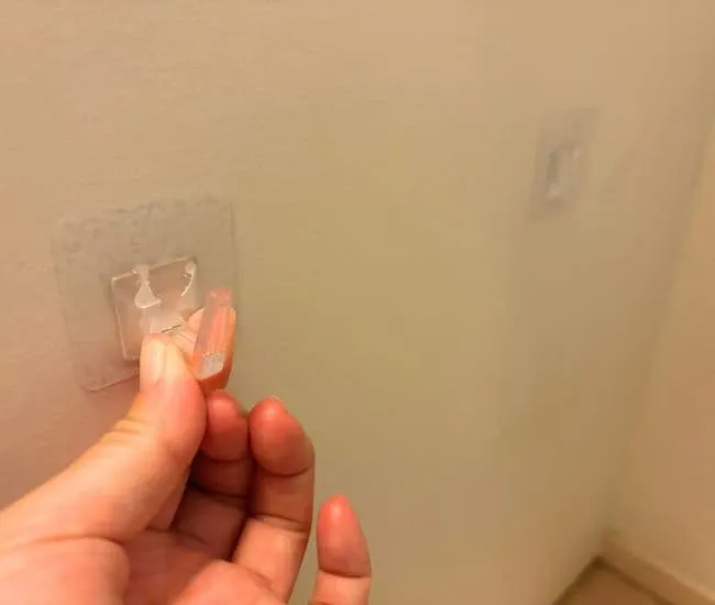 シートフックを貼りつける写真（撮影：grapeライフハック編集部）