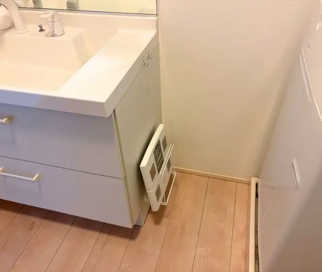 体重計を収納した写真（撮影：grapeライフハック編集部）