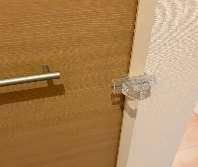 かもいフックを横向きに設置した写真（撮影：grapeライフハック編集部）