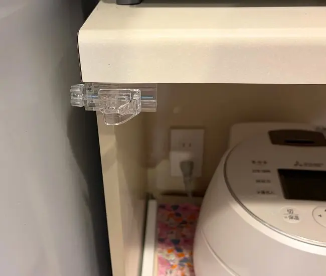かもいフックをキッチンの棚板に取りつけた写真（撮影：grapeライフハック編集部）