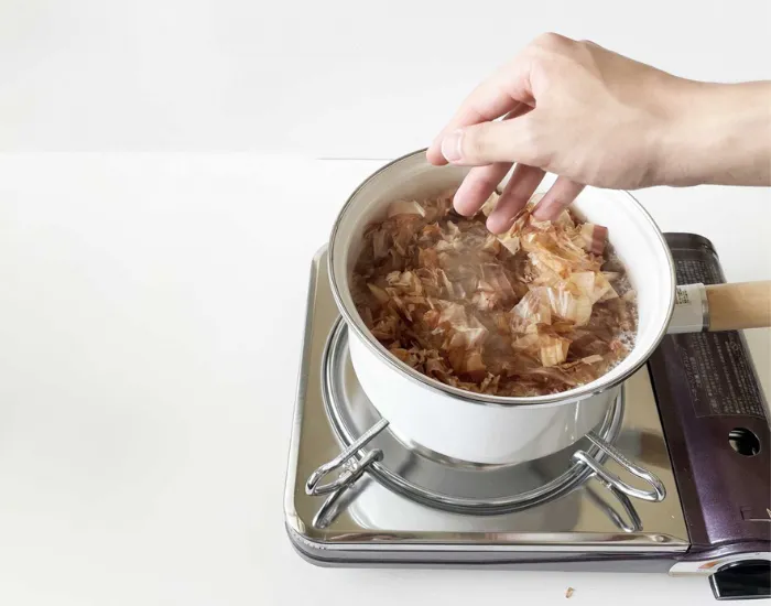キッチンペーパーで灰汁取りしている様子