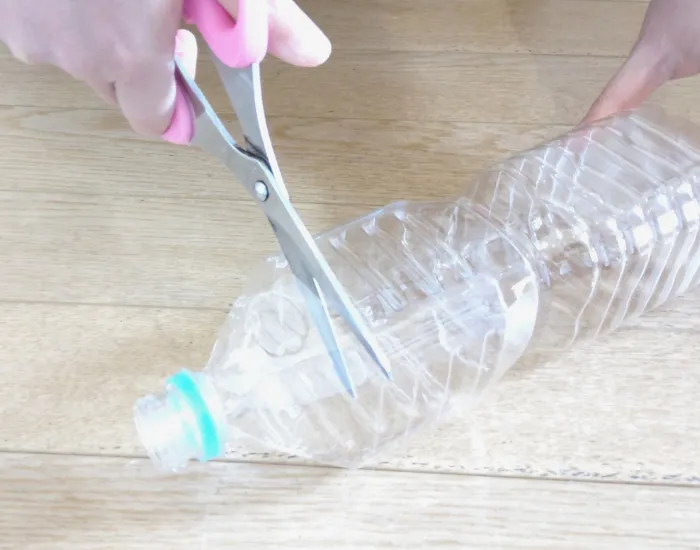 ペットボトルをカットしている様子