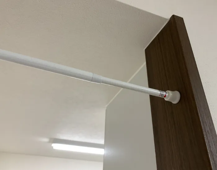 つっぱり棒を設置した様子