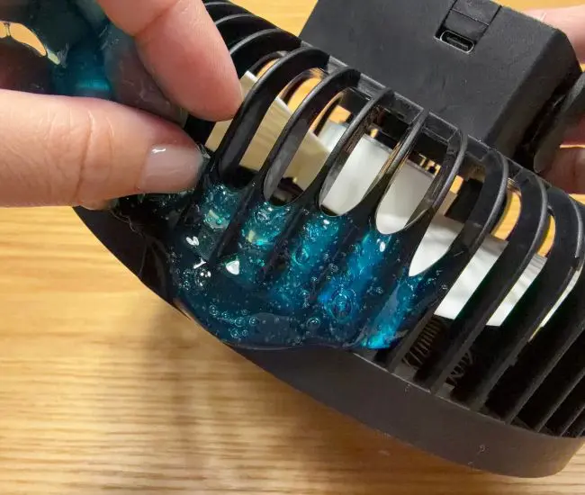 扇風機に入れている様子（撮影：grapeライフハック編集部）