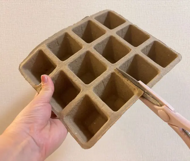 カットしている様子（撮影：grapeライフハック編集部）