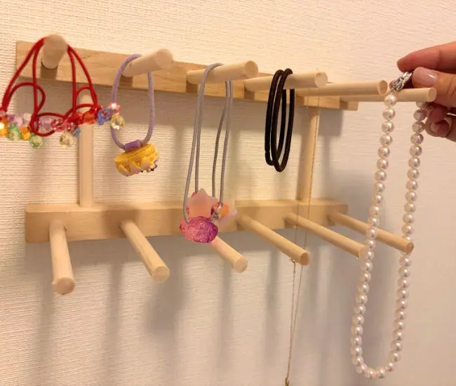 アクセサリー収納として活用している様子（撮影：grapeライフハック編集部）