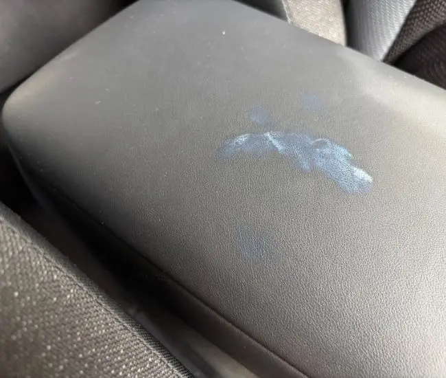 車内についた日焼け止めの写真（撮影：grapeライフハック編集部）