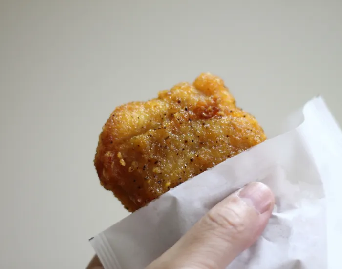 チキンを持つ手