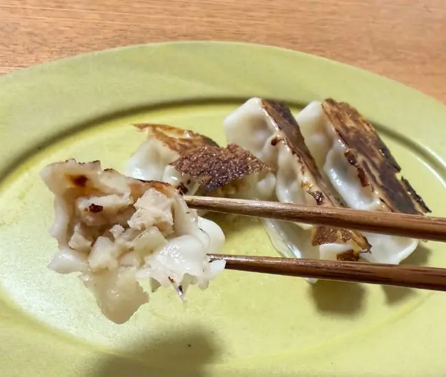 箸でつかんでいる様子（撮影：grapeフード編集部）