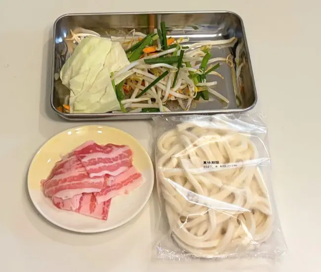 焼きうどんの材料（撮影：grapeフード編集部）