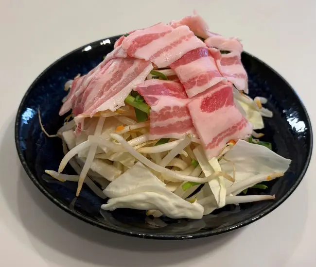 豚バラ肉をのせた様子（撮影：grapeフード編集部）