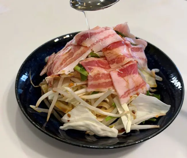 調味料をかけた様子（撮影：grapeフード編集部）
