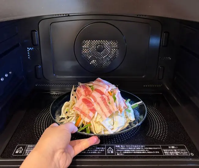 電子レンジに入れる様子（撮影：grapeフード編集部）