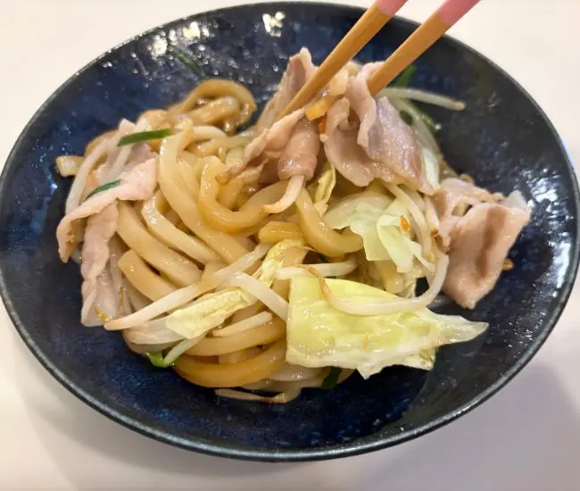 混ぜ合わせている様子（撮影：grapeフード編集部）