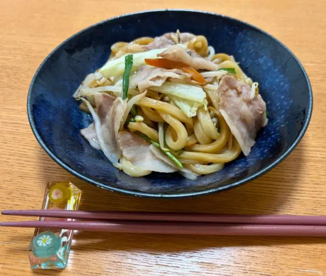 完成した焼きうどん（撮影：grapeフード編集部）