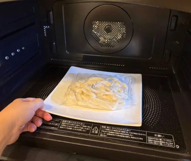 レンジでうどんを加熱する様子（撮影：grapeフード編集部）