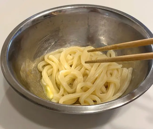 バターを絡めている様子（撮影：grapeフード編集部）