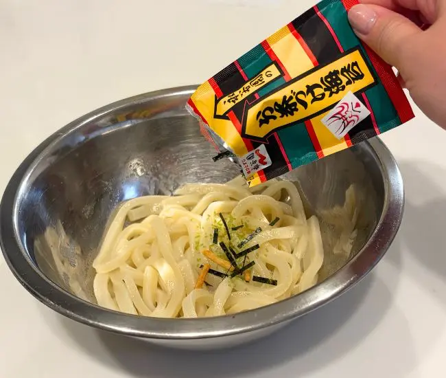 お茶づけ海苔を入れる様子（撮影：grapeフード編集部）
