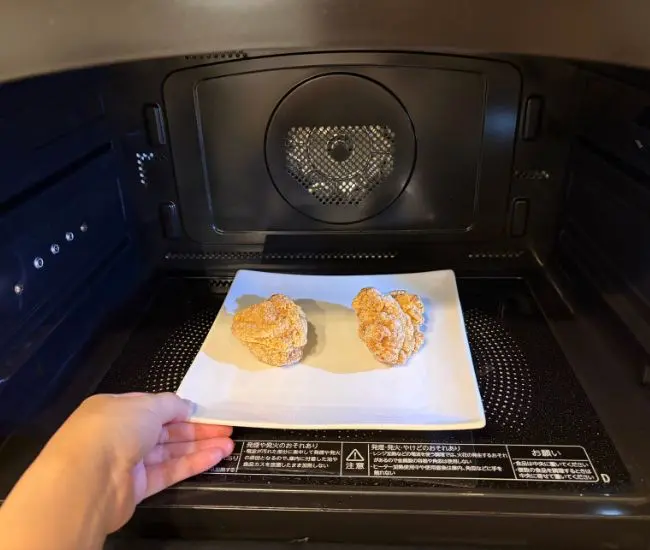 電子レンジに入れる様子（撮影：grapeフード編集部）