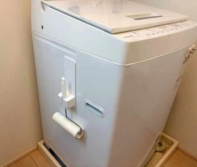 洗濯機に設置した様子（撮影：grapeライフハック編集部）