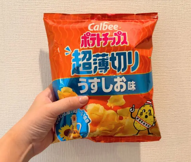 ポテトチップスを持っている様子（撮影：grapeライフハック編集部）