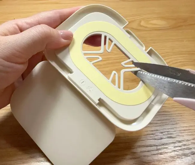 蓋の内側をカットしている様子（撮影：grapeライフハック編集部）