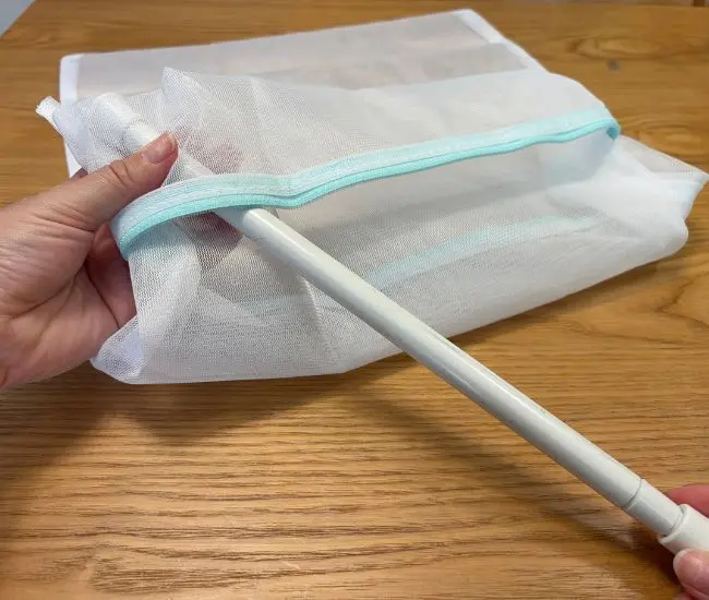 突っ張り棒を挿している様子（撮影：grapeライフハック編集部）