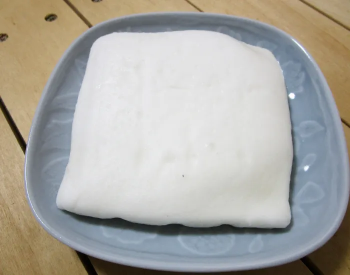 お皿の上にのせたはんぺん