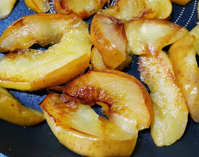 フライパンで焼いたリンゴ