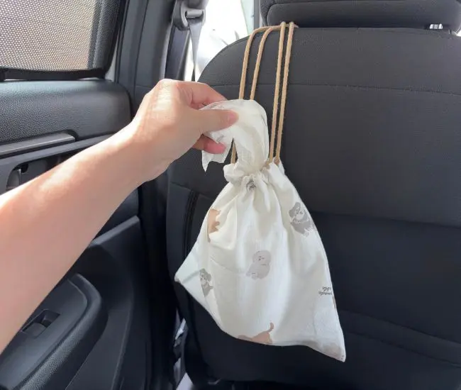 車に吊るしている様子（撮影：grapeライフハック編集部）