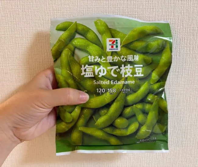 冷凍枝豆を持っている様子（撮影：grapeフード編集部）