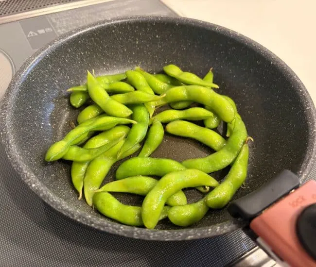 枝豆をフライパンで焼く様子（撮影：grapeフード編集部）