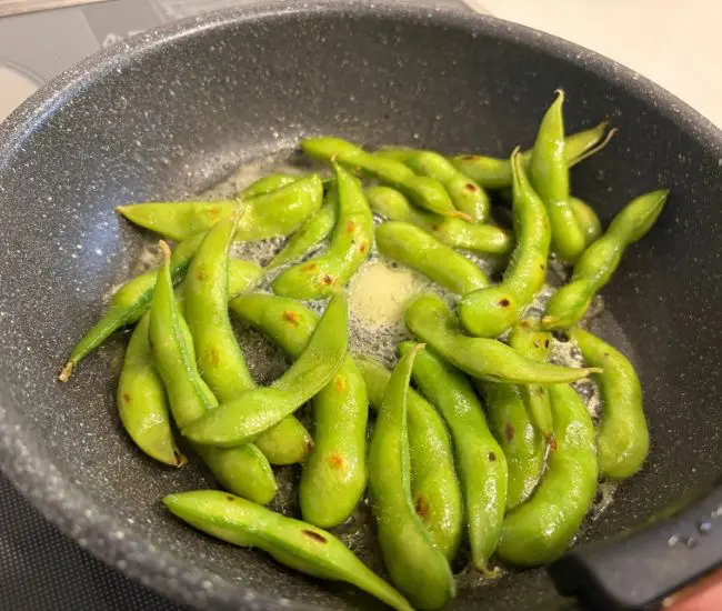 バターを絡める様子（撮影：grapeフード編集部）