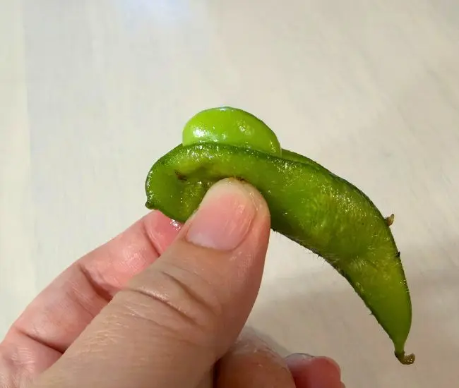枝豆を押し出した様子（撮影：grapeフード編集部）
