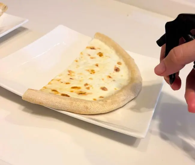 水を吹きかける様子（撮影：grapeフード編集部）