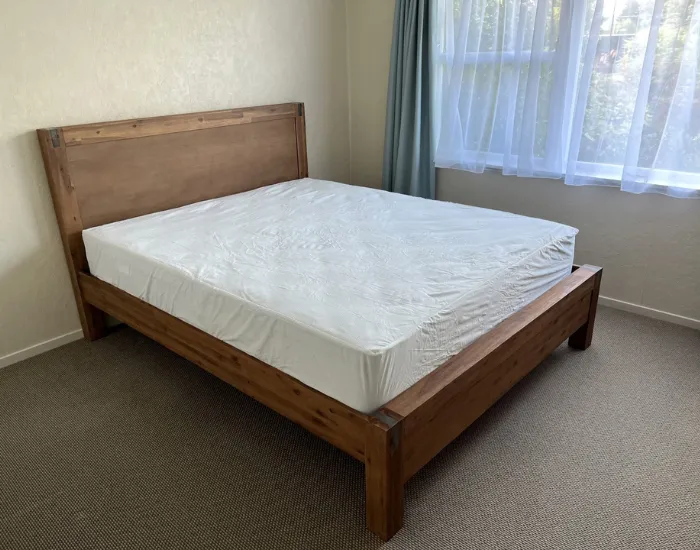 部屋に置かれている大きなベッド