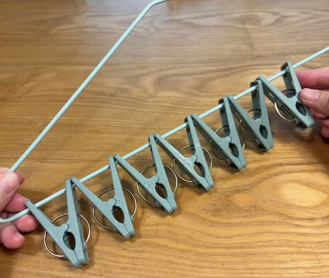 洗濯バサミを針金ハンガーに通した様子（撮影：grapeライフハック編集部）