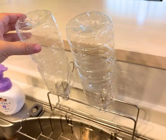 ピンチフックにペットボトルを差し込んだ写真（撮影：grapeライフハック編集部）