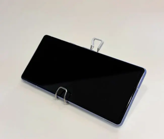 ピンチフックにスマホを立てかけた写真（撮影：grapeライフハック編集部）