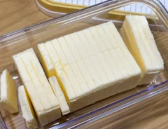 「100均のタッパーで保存するのやめた」　スパッと5gずつ切れる『バター容器』に「もう手放せない！」