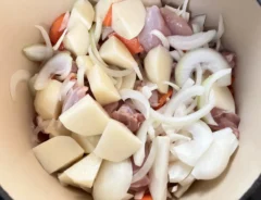 食材を炒めている画像（撮影：エニママ）