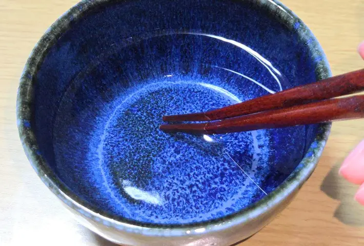 水の中に箸をつけている画像（撮影：キジカク）