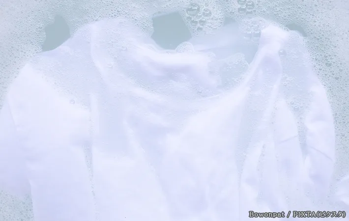 服をつけ置き洗いする写真